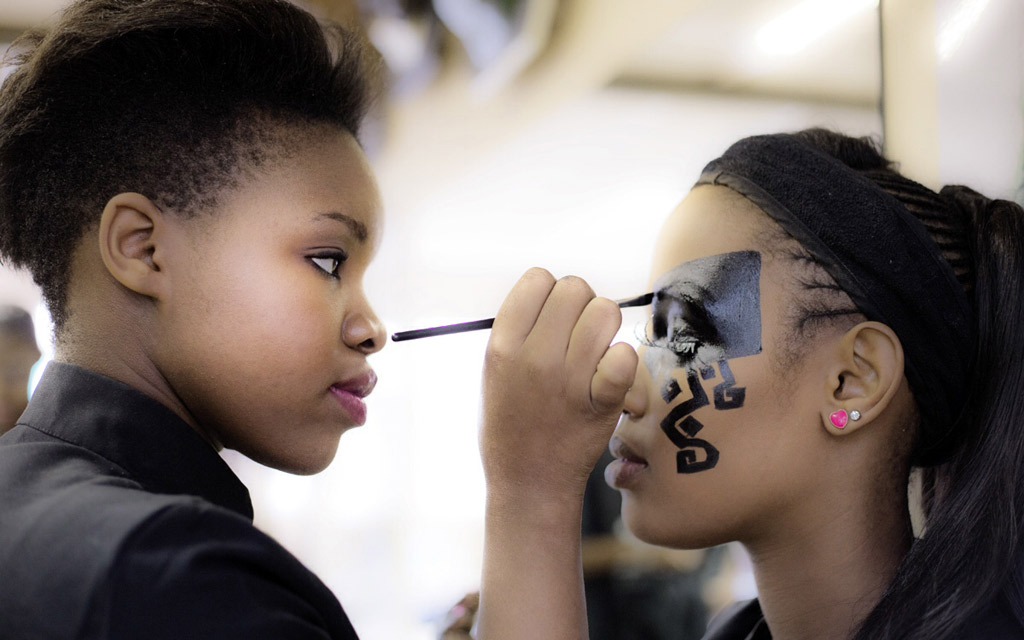 Discover the Top 75 Makeup Schools Worldwide